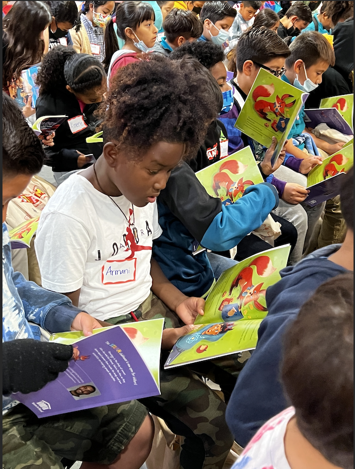 Figure 9: Students reading the oncology book. Photo by Dieuwertje Kast